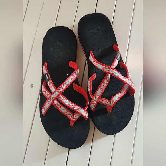 Teva Red and Black Sandals For Womens. Size:9 - Picture 1 of 7